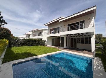 Casa de 4 habitaciones, Emiliano Zapata · Casa de 450 m² con 4 Recámaras en Venta y Renta en Paraíso Country Club