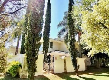 Casa de 5 habitaciones, Zapopan · Casa Colinda Jardín a Negociar