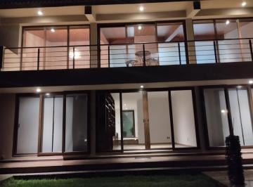 Casa · 427m² · 3 Recámaras · 2 Estacionamientos · Casa en La Herradura