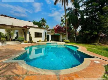 Casa · 1040m² · 5 Recámaras · 5 Estacionamientos · Casa en Venta en Cuernavaca, Palmira