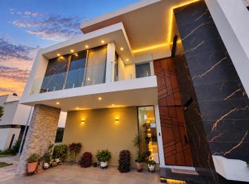 Casa en condominio de 3 habitaciones, Zapopan · Casa de Lujo con Alberca Climatizada