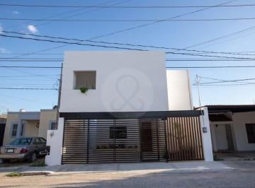 Casa · 164m² · 3 Recámaras · 2 Estacionamientos · Casa en Renta en Francisco de Montejo