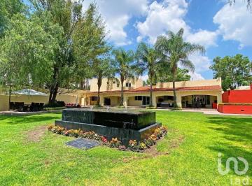 Casa · 600m² · 3 Recámaras · 6 Estacionamientos · Casa en Venta Villas del Meson