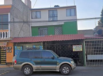 Casa · 250m² · 4 Recámaras · 1 Estacionamiento · Bonita Casa de Dos Pisos en Av Principal
