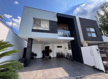 Casa · 214m² · 3 Recámaras · 2 Estacionamientos · Casa en Venta en La Rioja, Monterrey, Carretera Nacional