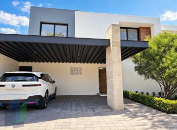 7f83e7147059fab9b73a832054a944bbe8f3a3e1d4b724f228880a7a162bf23c · Casa en Renta en Privada Jurica