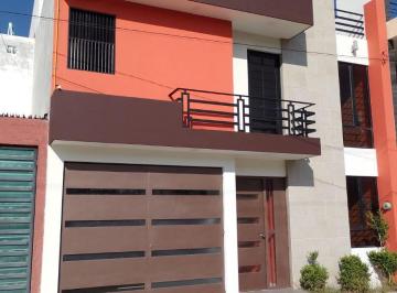 Casa de 6 habitaciones, San Cristóbal de las Casas · Casa en Renta de 3 Niveles Sin Muebles