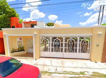 Casa de 4 habitaciones, Mérida · Casa de 496 m² con 4 Recámaras en Venta en Montes de Ame