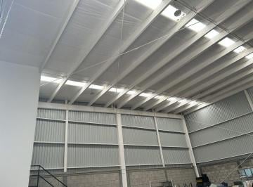 f61d7d83e31c9a851e056edc5dc3e7dfb954a98441c6fcee2f0db0fef104ee48 · Bodega en Renta 242 m² Ape Park Peñaflor | Oficina con Vista a Planta