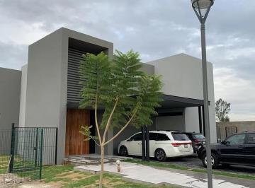 Casa en condominio de 4 habitaciones, Zapopan · Residencia Familiar de Lujo con Recámara en Planta Baja – Hacienda San Acasio