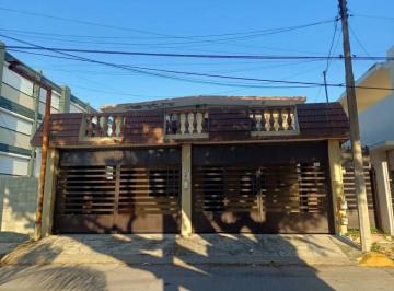 Casa · 4 Recámaras · 2 Estacionamientos · Casa en Petrolera