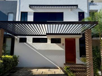 Casa · 200m² · 3 Recámaras · 2 Estacionamientos · Casa en Renta en Cancun Residencial Rio