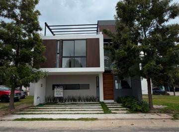 Casa de 3 habitaciones, Zapopan · Casa en Venta Frente a Parque Dentro de Condominio