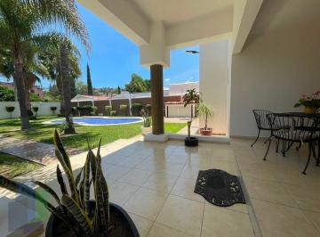 5ac83c5ee702d5fb26626fa536676055f53537f11f75e16d7c803d47404539db · Casa en Venta con 5 Recámaras y Alberca Zona Colinas del Bosque Corregidora