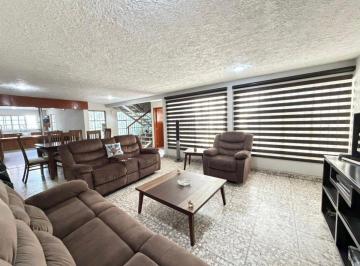 Casa uso de suelo de 3 habitaciones, Guadalajara · Casa en Venta con Local Comercial y Grandes Espacios, Sobre Av