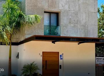 Casa · 3 Recámaras · 2 Estacionamientos · Casa en Renta con Alberca y Terraza | 3 Recámaras y 3 Niveles
