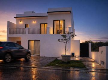 1 · Se Vende Casa en Campestre Juriquilla, Gran Jardín, 3 Recamaras, Estudio, T.297 m