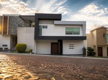 1 · Casa en Venta en Cumbres del Lago, 4 Recámaras, 4.5 Baños, Alberca, Lujo!