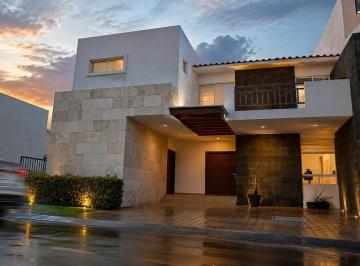1 · Casa en Venta en La Vista Residencial, Hermosa, Doble Altura, Jardín.