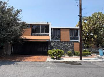 Casa · 340m² · 4 Recámaras · 2 Estacionamientos · Casa en Valle de Anahuac