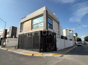 Casa · 225m² · 3 Recámaras · 2 Estacionamientos · Casa Ampliada en Venta en Esquina con Excedente Palmas Diamante, San Nicolás Nl