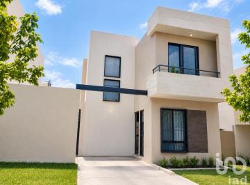 Casa · 160m² · 4 Recámaras · 1 Estacionamiento · Se Renta Casa 4 Recámaras Semi - Amueblada Zona Sur Saltillo 4/8 Personas