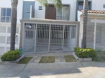 Casa · 90m² · 2 Recámaras · 2 Estacionamientos · Casa en Renta en Cerro del Tesoro