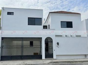 Casa · 240m² · 3 Recámaras · 2 Estacionamientos · Casa en Renta en Las Cumbres