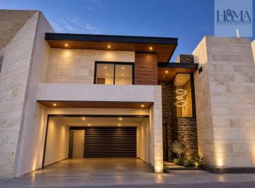 Casa · 384m² · 5 Recámaras · 3 Estacionamientos · Casa en Fraccionamiento Rincón de Alcántara