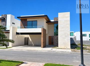 Casa · 384m² · 5 Recámaras · 2 Estacionamientos · Casa en Fraccionamiento Rincón de Alcántara