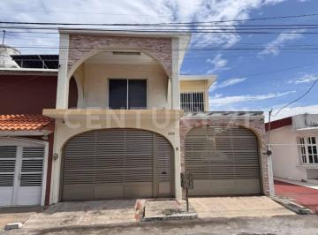Casa · 252m² · 3 Recámaras · 2 Estacionamientos · Casa en Venta de 2 Niveles, a Una Cuadra de Av Cuauhtémoc