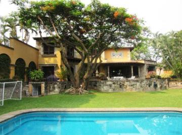 Casa · 595m² · 3 Recámaras · 2 Estacionamientos · Fina Residencia en Renta, Colonial Mexicano, en Privada con Vigilancia, Palimra, Cueranavaca