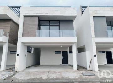 Casa · 273m² · 4 Recámaras · 2 Estacionamientos · Casa Equipada en Venta en La Joya de La Montaña con 12 Paneles Solares