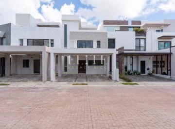 Casa · 180m² · 3 Recámaras · 2 Estacionamientos · Casa de un Tres Niveles en Renta en Residencial Rio de 3 Recamaras y Alberca