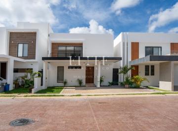 Casa · 245m² · 3 Recámaras · Casa en Renta en Residencial Vía Cumbres de 3 Recámaras y Alberca con Cascada