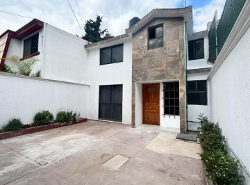 patio frontal para 2 autos grandes · Casa Recién Remodelada en Valle Dorado, Tlalnepantla