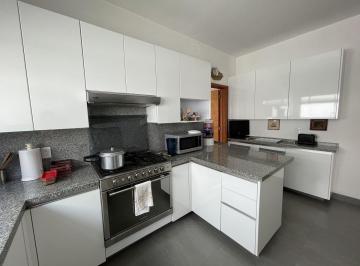 Casa · 303m² · 3 Recámaras · 6 Estacionamientos · Tlacopac Casa en Venta de un Piso con Departamento. Calle Cerrada