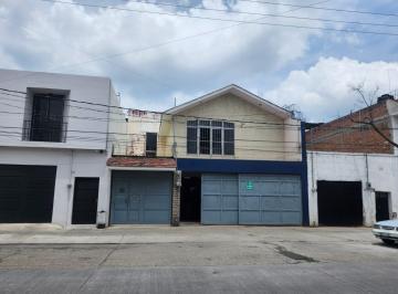 Casa · 484m² · 5 Recámaras · 3 Estacionamientos · Casa Comercial en Venta a Una Calle del Parque Hidalgo