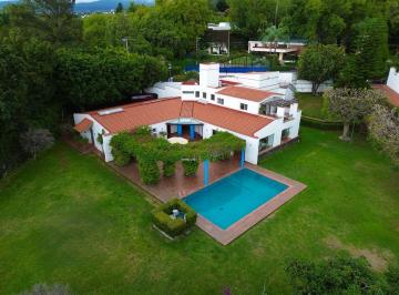 Casa · 750m² · 6 Recámaras · 8 Estacionamientos · Casa Residencial de Lujo Estilo Cuernavaca en Venta en Exclusivo Fracc