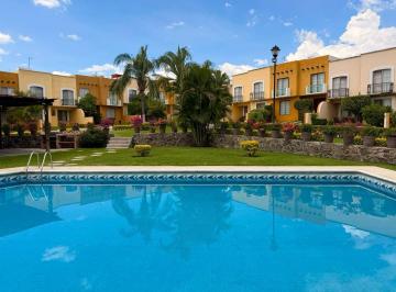 Casa · 99m² · 2 Recámaras · 2 Estacionamientos · Casa en Condominio con Alberca y Jardín con 100 m² de Construcción