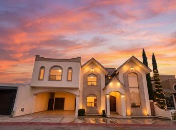 Casa · 450m² · 5 Recámaras · 2 Estacionamientos · Casa en Venta en Saltillo