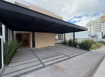 Casa · 301m² · 4 Recámaras · 3 Estacionamientos · Casa - Fraccionamiento Milenio 3a Sección