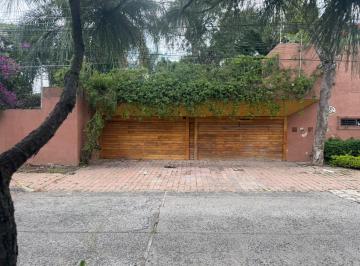 Casa · 600m² · 4 Recámaras · 7 Estacionamientos · Casa en Venta o Renta en Jardines del Bosque, Guadalajara, Jalisco.