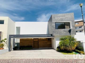 Casa · 310m² · 3 Recámaras · 2 Estacionamientos · Residencia de Lujo en Renta Cumbres de Juriquilla