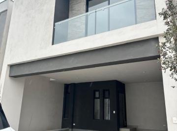 Casa · 2 Estacionamientos · Casa - Santa Catarina