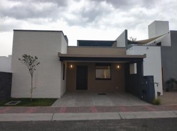 Casa · 165m² · 3 Recámaras · 2 Estacionamientos · Casa Nueva de 1 Planta con Roof Garden en Condesa Juriquilla