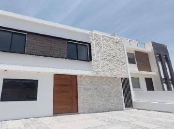 Casa · 242m² · 4 Recámaras · 3 Estacionamientos · Casa en Venta en Grand Juriquilla | Terreno de 300 m², Estudio (Cuarta Recamara) y Jardín