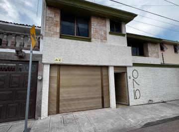 Casa de 3 habitaciones, Irapuato · Casa en La Moderna con Gran Jardin