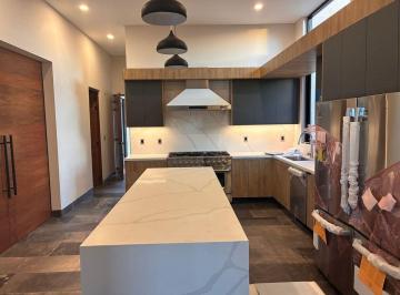 3c5efc33c652d03a952c9dd748b0779b74b931aea16bfbaef4fd968e9b9617f4 · Casa en Venta El Campanario Querétaro Sala de Doble Altura y Terraza
