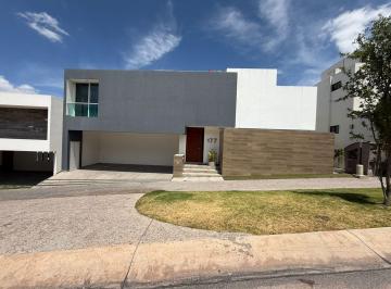 Casa · 450m² · 3 Recámaras · 2 Estacionamientos · Casa en Sierra Azúl